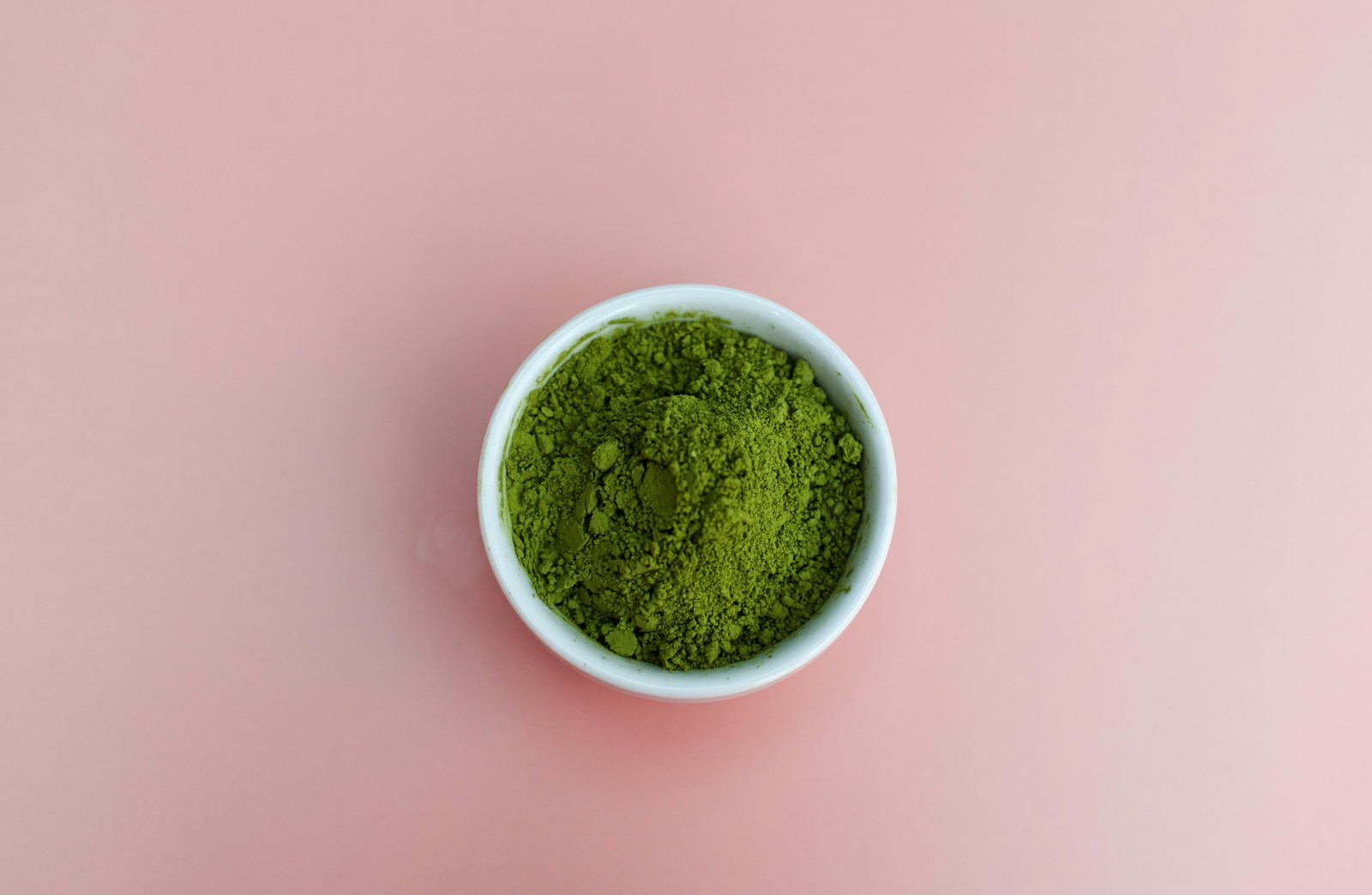 You are currently viewing Was ist Matcha? Das grüne Gold Japans – Wirkung, Herstellung und Vorteile